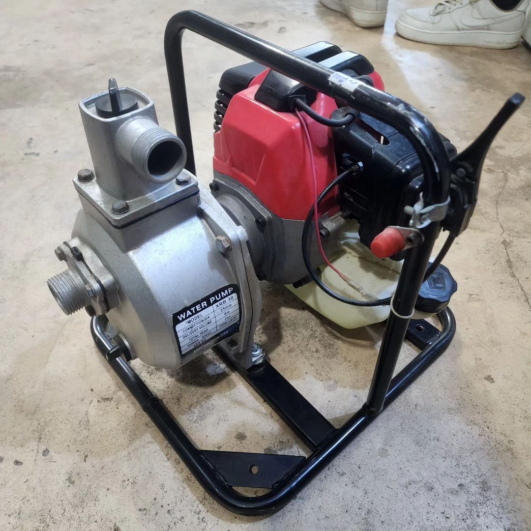 Takeer - Portable Water Pump 1"
2 stroke 2HP Petrol Engine Water Pump yenye Outlet/Inlet ya Inch 1. Ni ndogo na very Portable kubeba kokote kwa mkoni mmoja ...