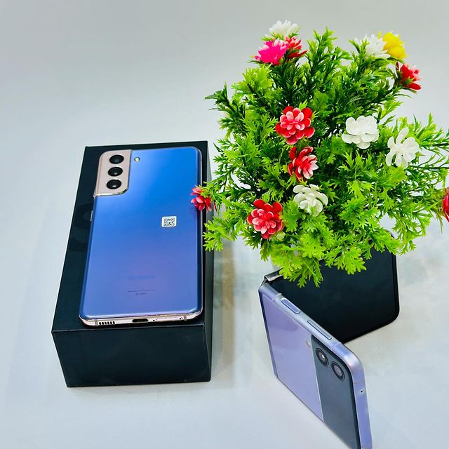 Takeer - Samsung z flip 3 and s21 plain
480,000/-
128 |8gb 

One year warranty
Clean condition ( hazina ata mchubuko)

Tupo kariakoo jengo la china plaza
Gr...