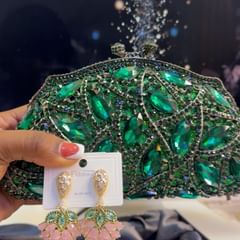 Takeer - Statemental clutch,very classy🥰🥰🥰🥰

Price:130,000/-

Earings:20,000/-