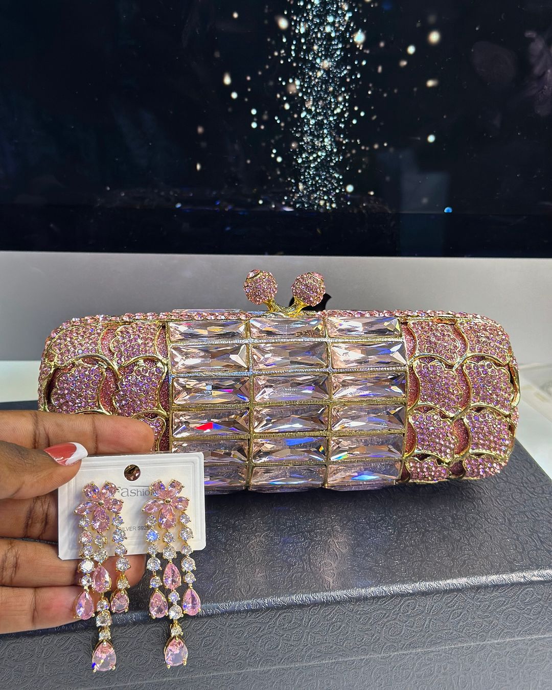 Takeer - Statemental clutch,very classy🥰🥰🥰🥰

Price:130,000/-Tshs