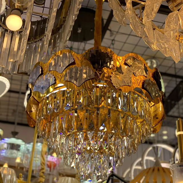 Takeer - Crystal Chandelier Ceiling light ( Inatumia bulb ) Available  

• Chandelier hii Unafunga Sebureni, Chumbani, Dining room, Ofisini, Dukani, Restaur...