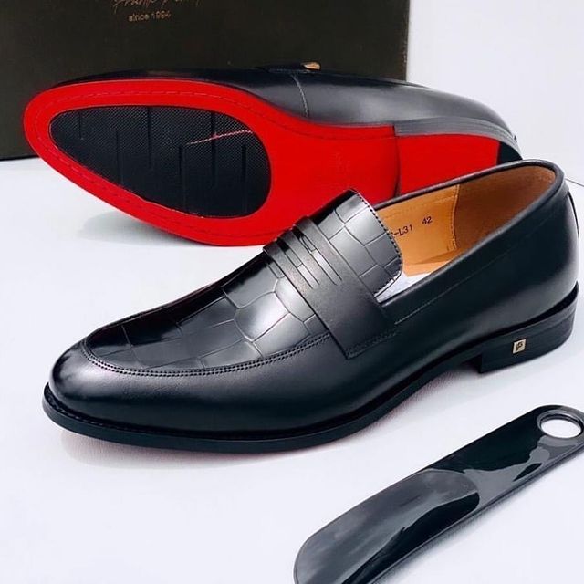 Takeer - pure leather
size 39-46
bei 130,000
dar free delivery
call/whatsapp mikoa yote tunatuma