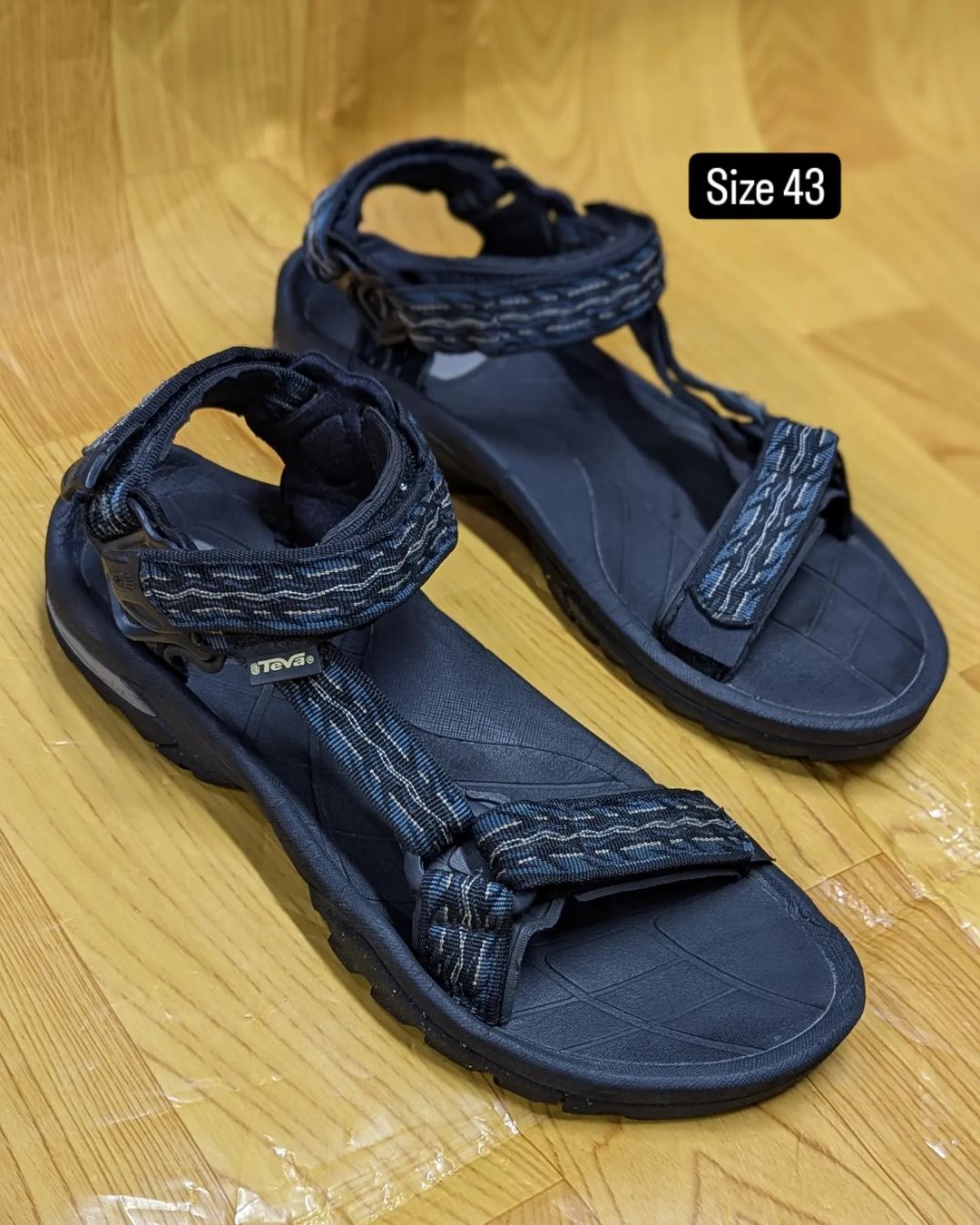 Takeer - Size 43 price 270,000. WhatsApp☎️  
📍KARUME ILALA ✅ AVAILABLE.  NO FREE DELVERY.  & WhatsApp    Follow 
