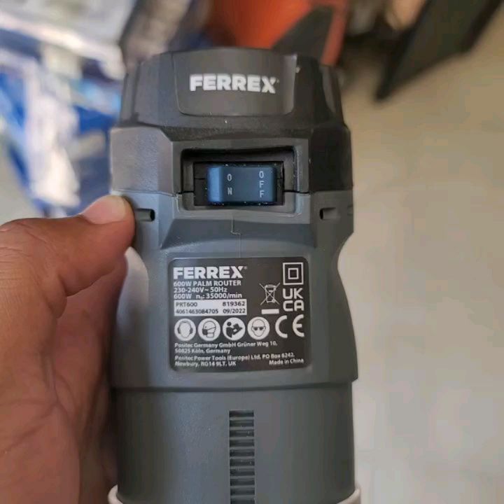 Takeer - Ferrex Palm Router 
600W 35,000RPM Inatumia 6mm Bits
Inashuka 30mm chini.
Mashine simple ya kushika na mkono mmoja, mpya kwenye Box.
Bei 170,000 
