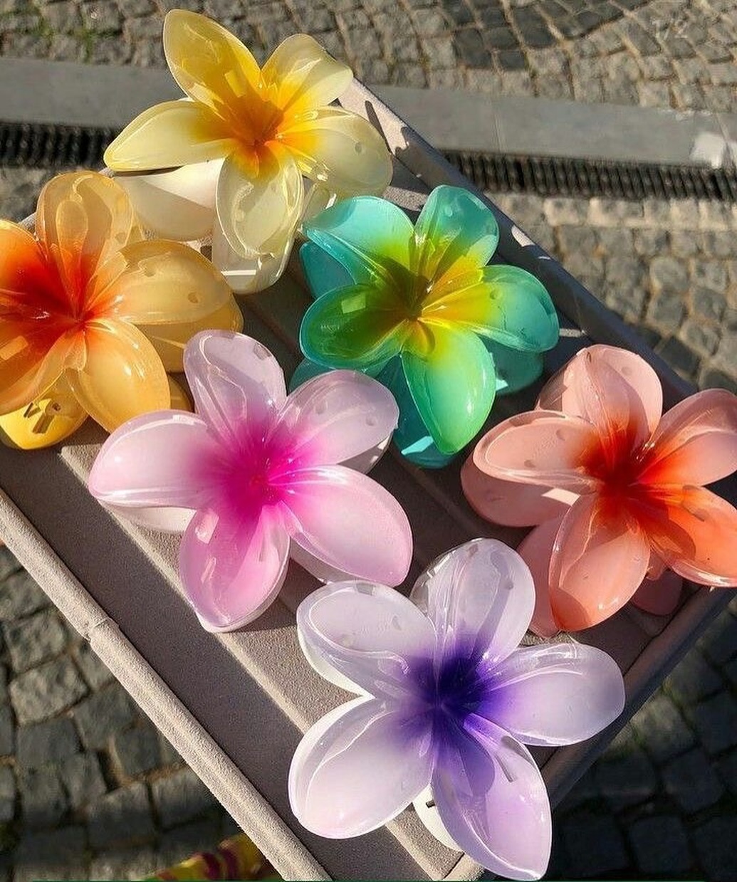 Takeer - FLORAL HAIR CLIP AVAILABLE IN STOCK

TSH.10,000/= EACH

ALL COLORS DISPLAYED ARE AVAILABLE IN STOCK

FOR ORDER KINDLY CALL 
TUNAPATIKANA KIJITONYAM...