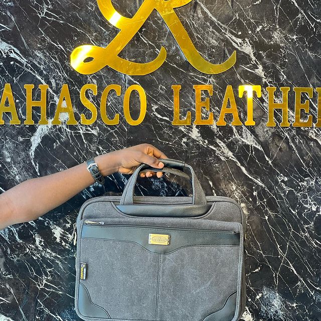 Takeer - Waterproof laptop handbag available now at a discounted price

Price:85,000/=Tshs

Call:
Location:Kinondon mwanamboka