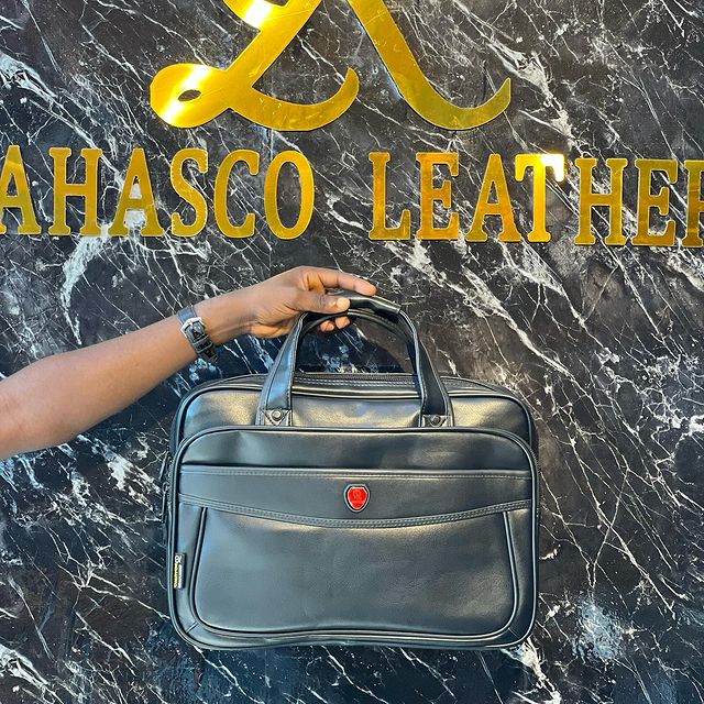 Takeer - Pu leather laptop handbag available now at a discounted price

Price:85,000/=Tshs

Call:
Location:Kinondon mwanamboka