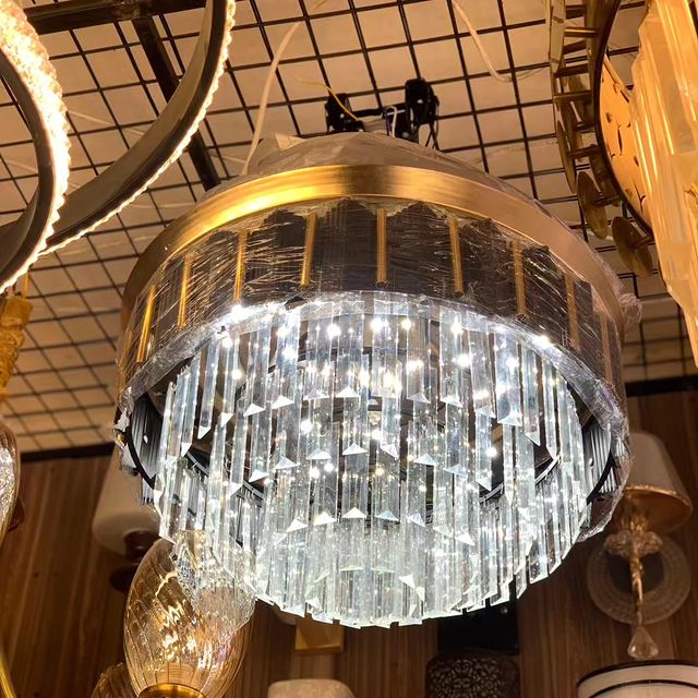 Takeer - LED Crystal Chandelier Ceiling fan light Available  

• Taa hii Ina Feni ✅
• Taa hii Inaruhusu Bluetooth connection kwaajili ya music

Unafunga Seb...