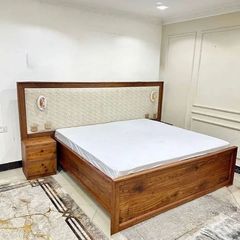 Takeer - Kitanda cha mbao ngumu MNINGA SUPER SOFT WOOD 🪵🪵 size 5 x 6 plus Bedside 👍🏻 
Bei = 950.000

Pia... Kitanda hicho kipo tayari mda huu 🔥 
Now Av...