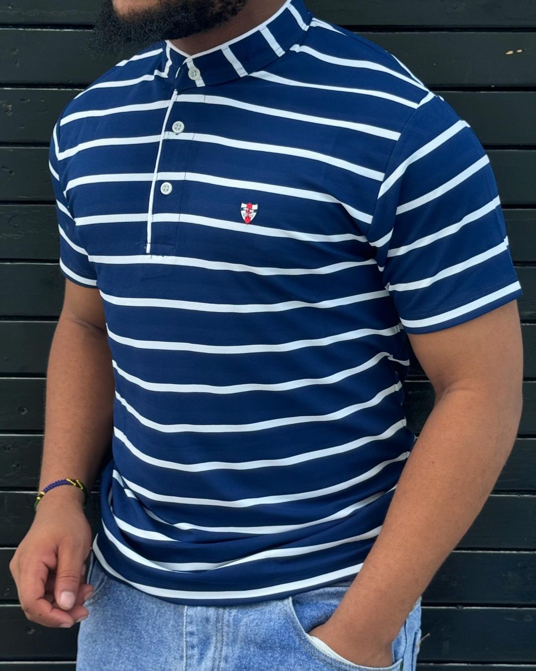 Takeer - ■CHINNISE COLLAR  MADE INDIA
■MATERIAL POPCON MATERIAL 
■ STYLE  LINE WITH SIMPLE LOGO
■Bei  Tshs 18,000/=
■ Size  L-2Xl (slim  Fit)
■via me whatsa...