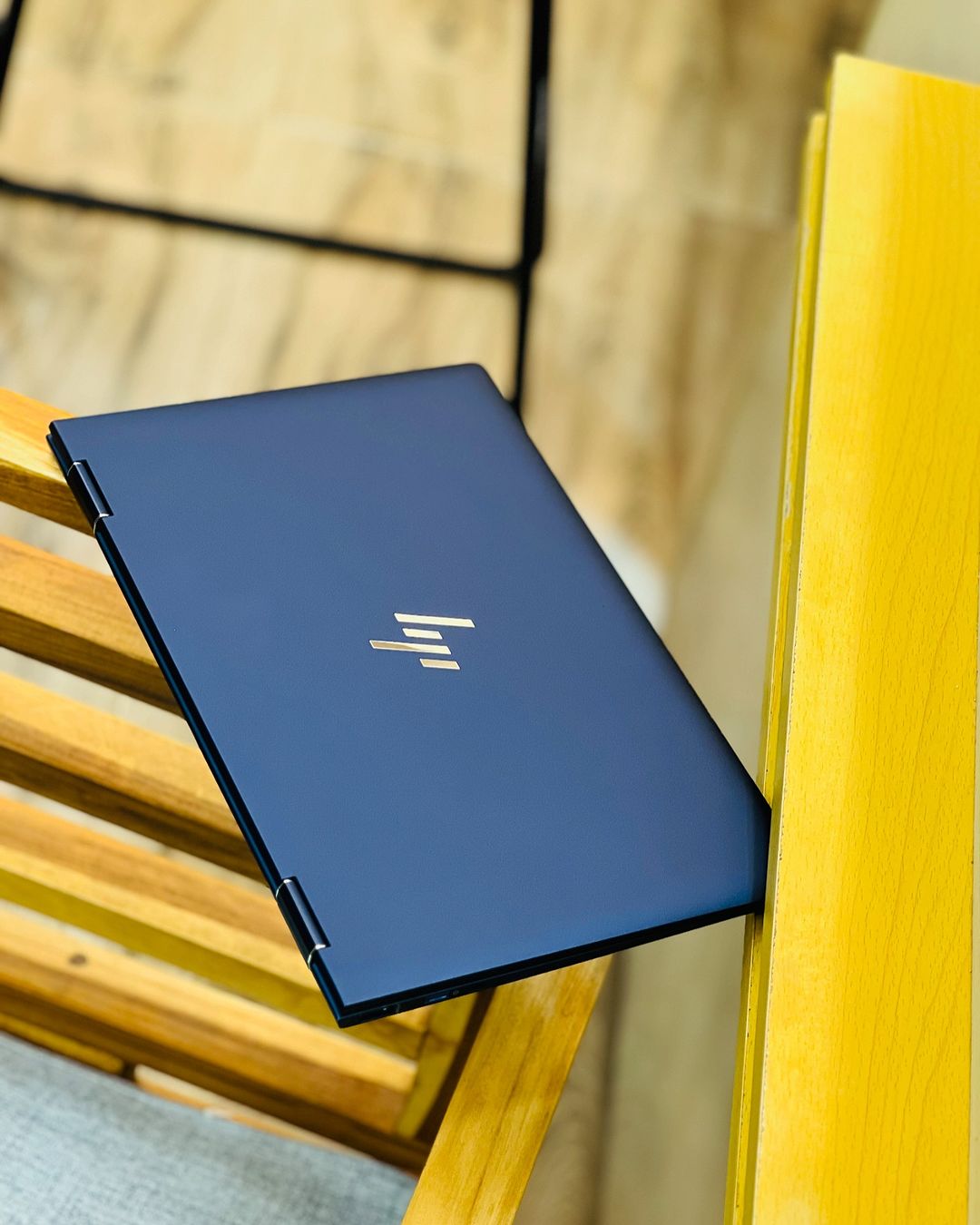 Takeer - OFFER OFFER 🔥🔥 
HP DRAGONFLY ✅
TOUCH SCREEN 
X360 ROTATION 
free bag 💼 

AVAILABLE IN QUANTITY ✅

price 1,250,000/=
condition : very clean ✅

br...