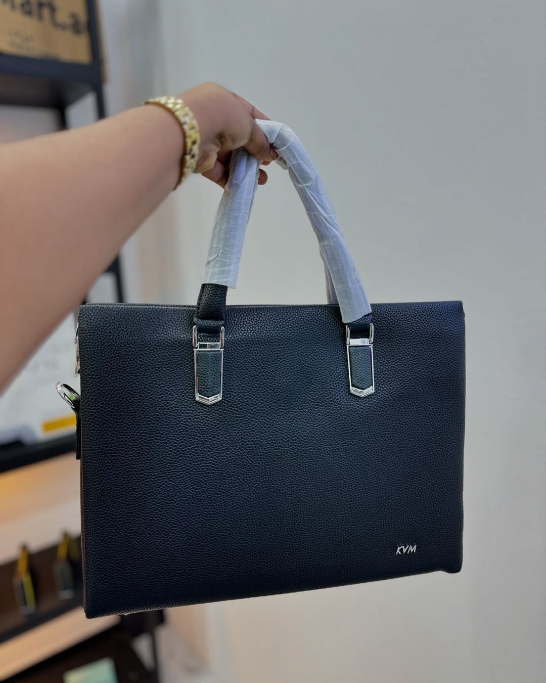 Takeer - Black Leather Bag 14inch Available!
Corporate customer this is for you.

Price:120,000/=

☎️Call/whatspp 📍Tunapatikana savei complex mlimani city
...