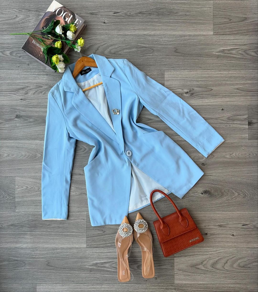 Takeer - Step up your style game with this beautiful blazer
Size 8-10
Price 30000
Tunapatikana sinza mugabe na tunafanya delivery popote pale kwa mawasilian...