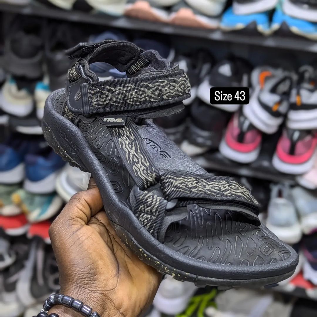 Takeer - Size 43 price 270,000. WhatsApp☎️  
📍KARUME ILALA ✅ AVAILABLE.  NO FREE DELVERY.  & WhatsApp    Follow 
