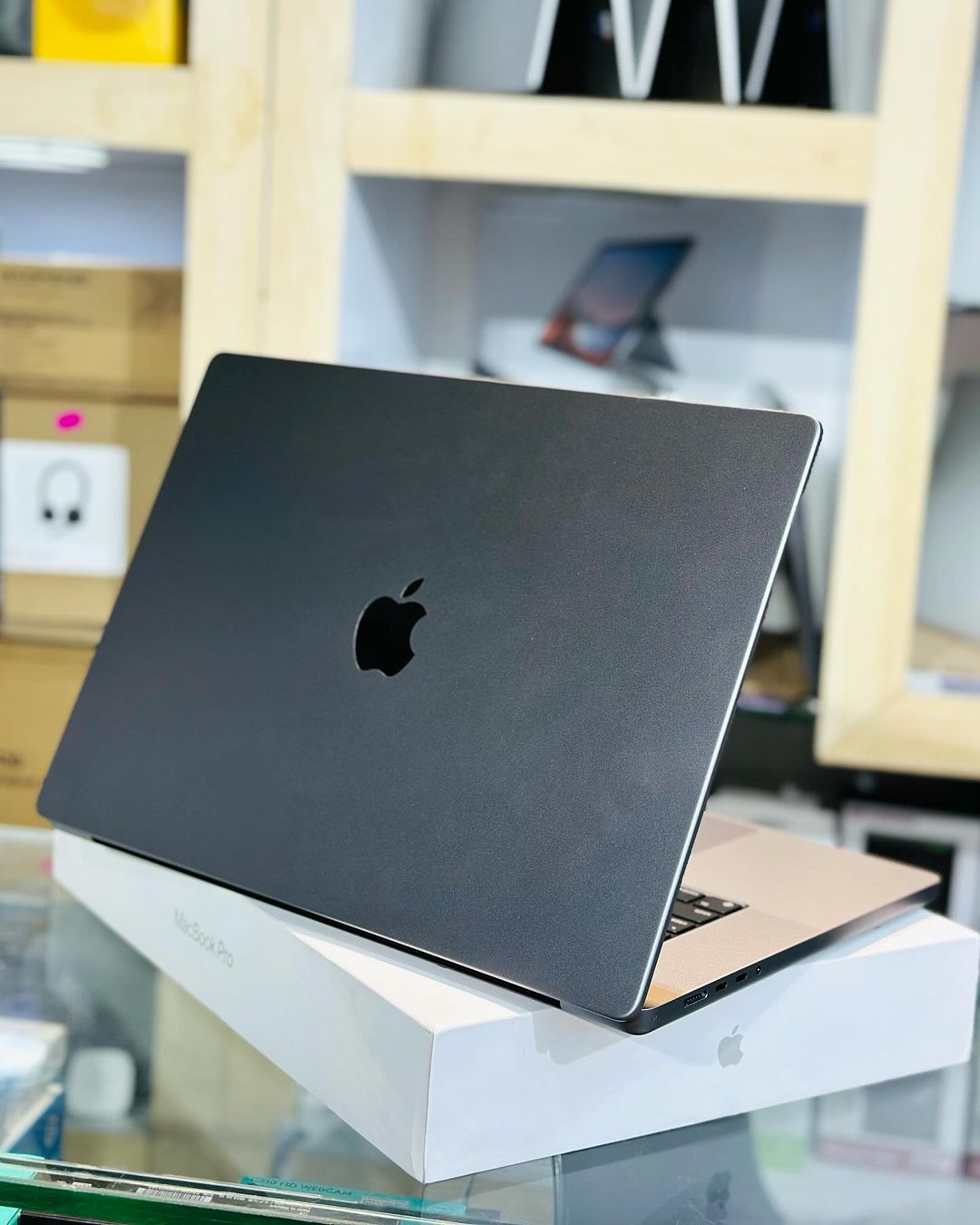 Takeer - OBEN BOX 🥵KITONGA 😜MACBOOK PRO WITH APLE M2 PRO CHIP 16”
🕷️1TB SSD/16GB UNIFIED MEMORY
➡️PRICE -5,800,000/+vat