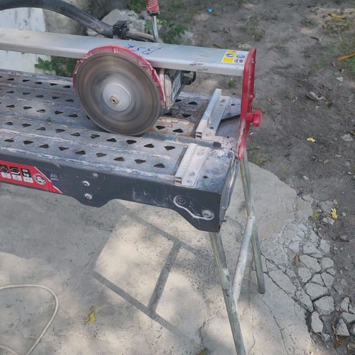 Takeer - SOLD❌️ SOLD❌️ IMEUZWA 
RUBI Spain Tile/Marble Cutter 
800kW (1.1Hp) Motor 2790RPM Disk 200mm, Table Inachukua mpaka urefu wa 75cm na Inakata Unene ...