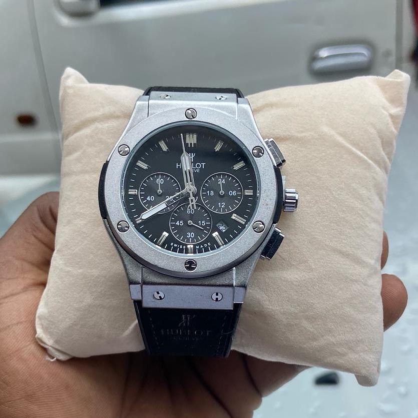 Takeer - NEW FASHION WATCH
🔸Inaonyesha tarehe.
🔸Min cycles zote zinafanya kazi.
🔸Mikanda sasa imara sana ni stainless steel haipauki wala kuchubuka.
🔸Wa...