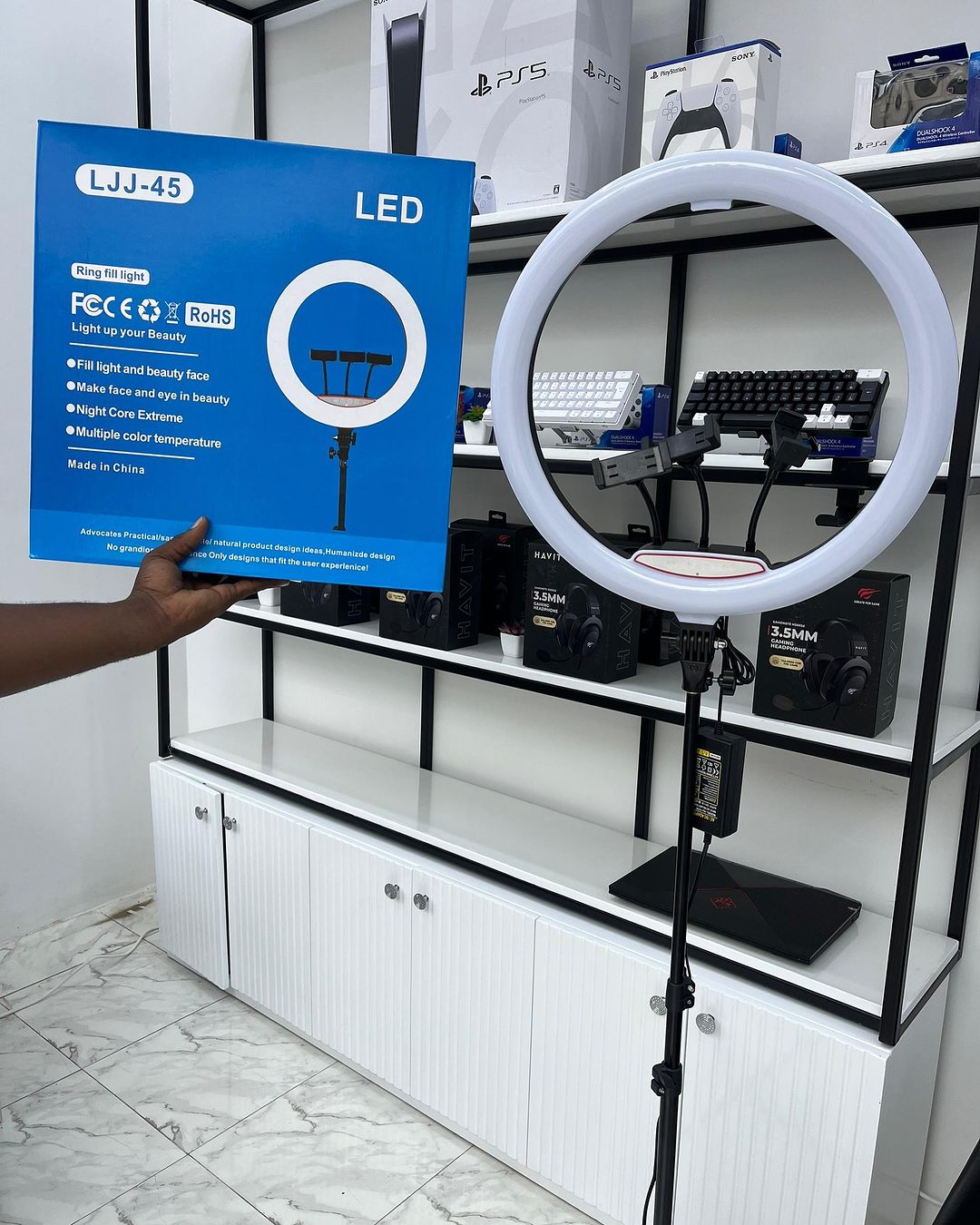 Takeer - LEO NATOA OFFER YA RING LIGHT

 INCH 18  GARAMA YAKE NI 55,000/=

INCH 13 GARAMA YAKE NI 35,000/= 

PIGA SIMU AU FIKA OFISINI KIJITONYAMA OPPOSITE ...