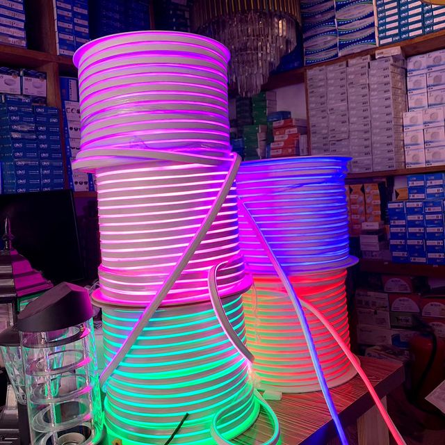 Takeer - LED Strip Lights Available  

• Taa hizi za Mikanda Unafunga Sebureni, Chumbani, Dining room, Ofisini, Dukani, Restaurant, Saloon, Studio, Koridoni...