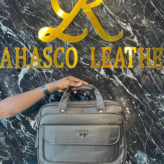 Takeer - Waterproof laptop handbag available now at a discounted price

Price:85,000/=Tshs

Call:
Location:Kinondon mwanamboka