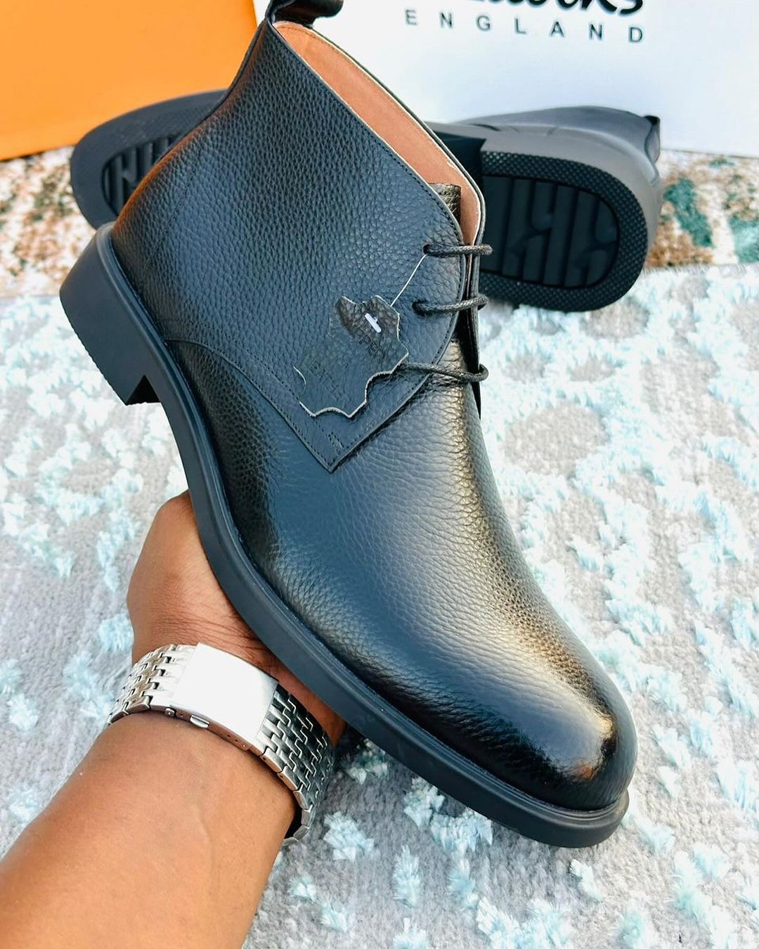 Takeer - pure leather
size 39-46
bei 130,000
dar free delivery
call/whatsapp mikoa yote tunatuma