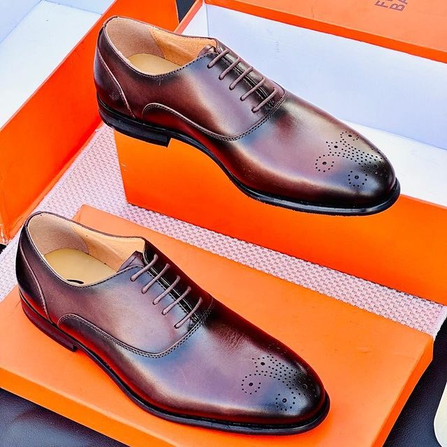 Takeer - pure leather
size 39-46
bei 130,000
dar free delivery
call/whatsapp mikoa yote tunatuma