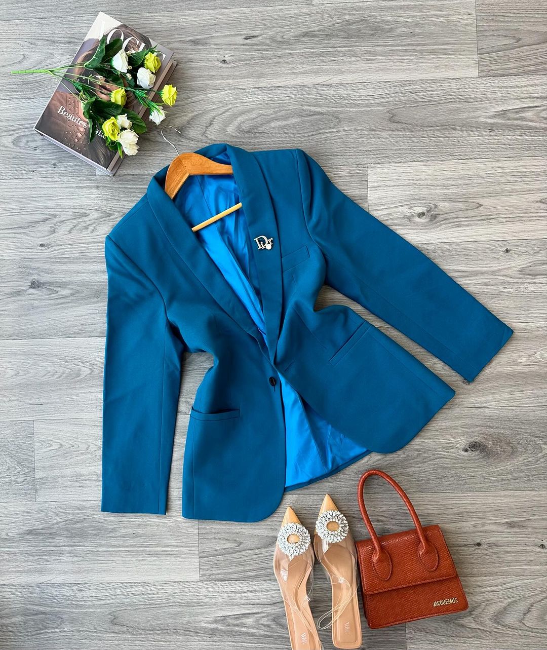 Takeer - Step up your style game with this beautiful blazer
Size 10-12
Price 40000
Tunapatikana sinza mugabe na tunafanya delivery popote pale kwa mawasilia...