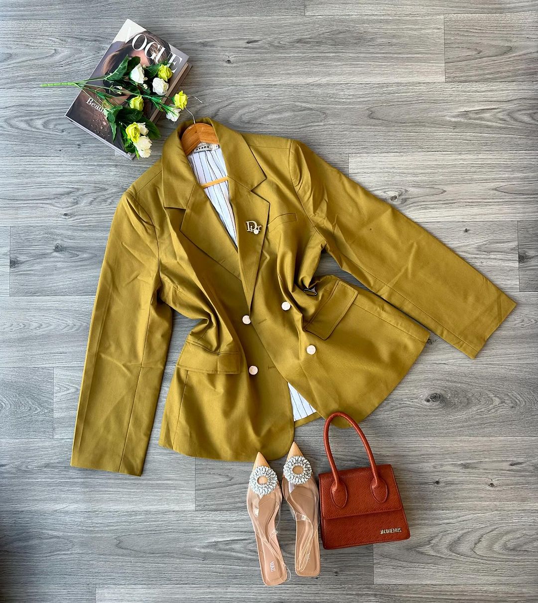 Takeer - Step up your style game with this beautiful blazer
Size 14-16-18
Price 40000
Tunapatikana sinza mugabe na tunafanya delivery popote pale kwa mawasi...