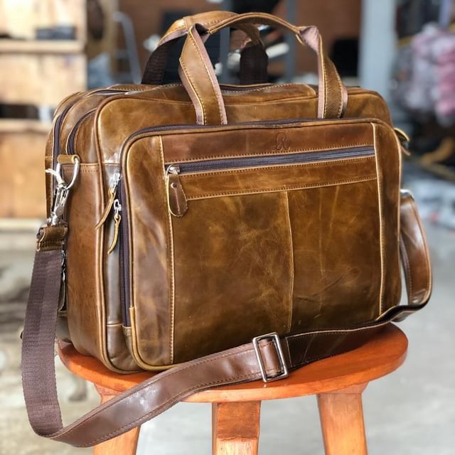 Takeer - Pure leather rahascoleather branded laptop briefcase available 

Price:400,000/=Tshs

Call:
Location:Kinondon mwanamboka opp mwanamboka udart entra...