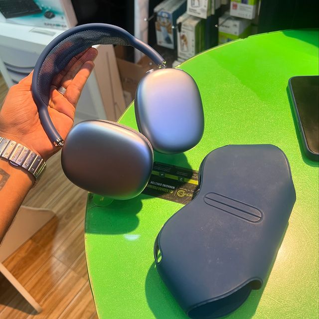 Takeer - Used Airpods Max Blue Available now 900,000/- Tzs
Clean Piece
Call/whatsapp: 