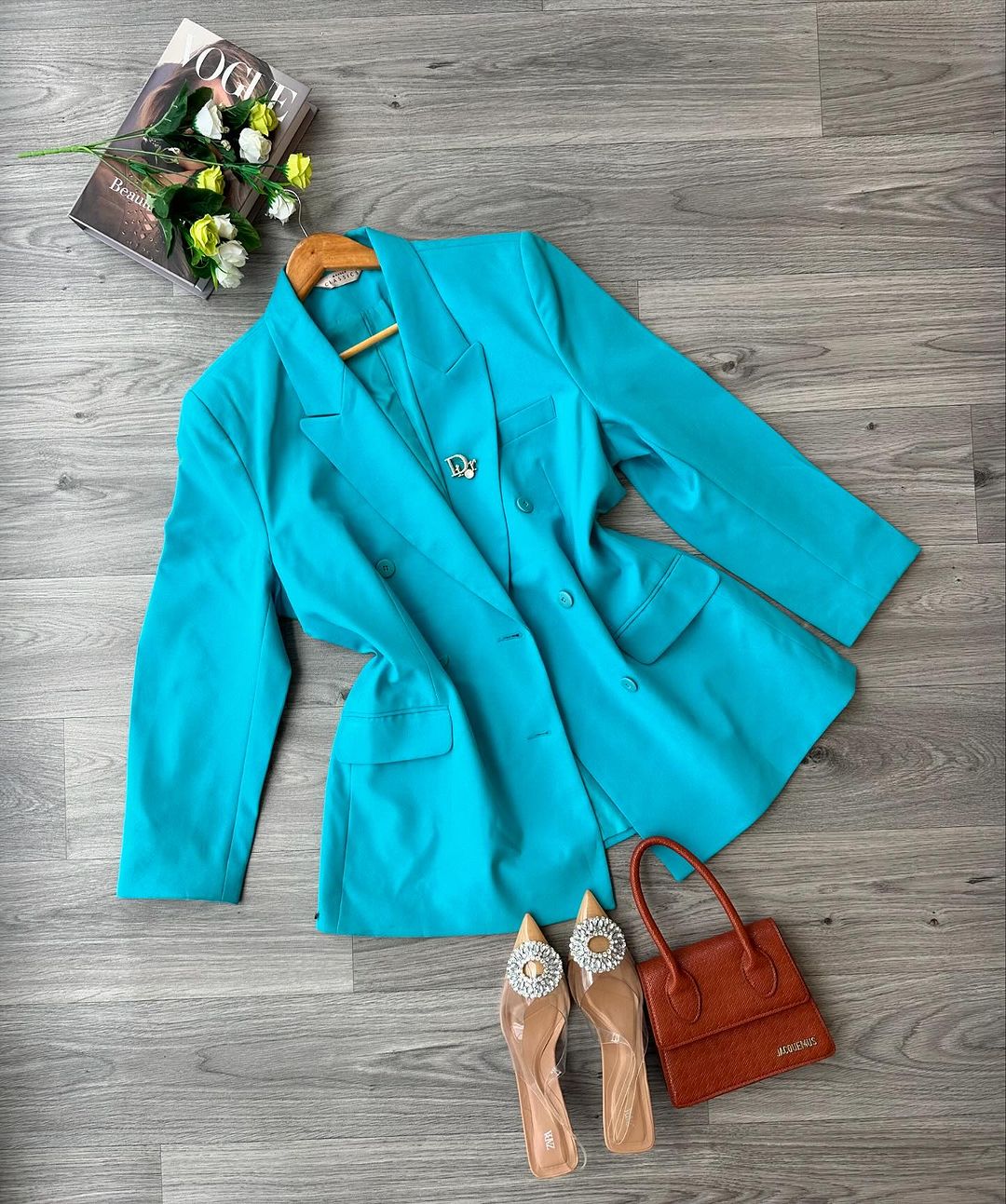 Takeer - Step up your style game with this beautiful blazer
Size 12-14-16
Price 40000
Tunapatikana sinza mugabe na tunafanya delivery popote pale kwa mawasi...