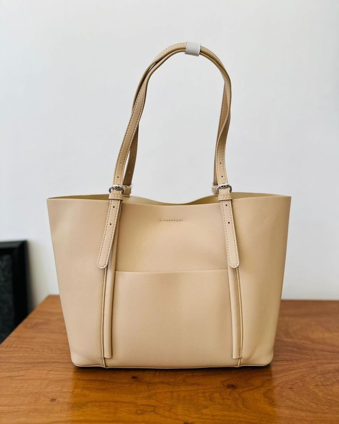 Takeer - Handbag nzuri sana 🔥😮‍💨
Size large ina mtoto ndani
Price 60,000 fixed