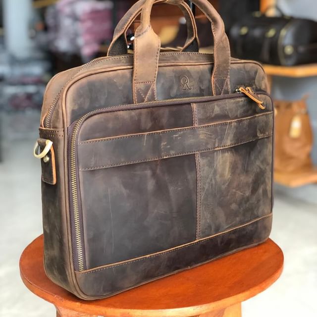 Takeer - Crazyhorse leather vintage rahascoleather branded laptop briefcase available 

Price:280,000/=Tshs

Call:
Location:Kinondon mwanamboka opp mwanambo...