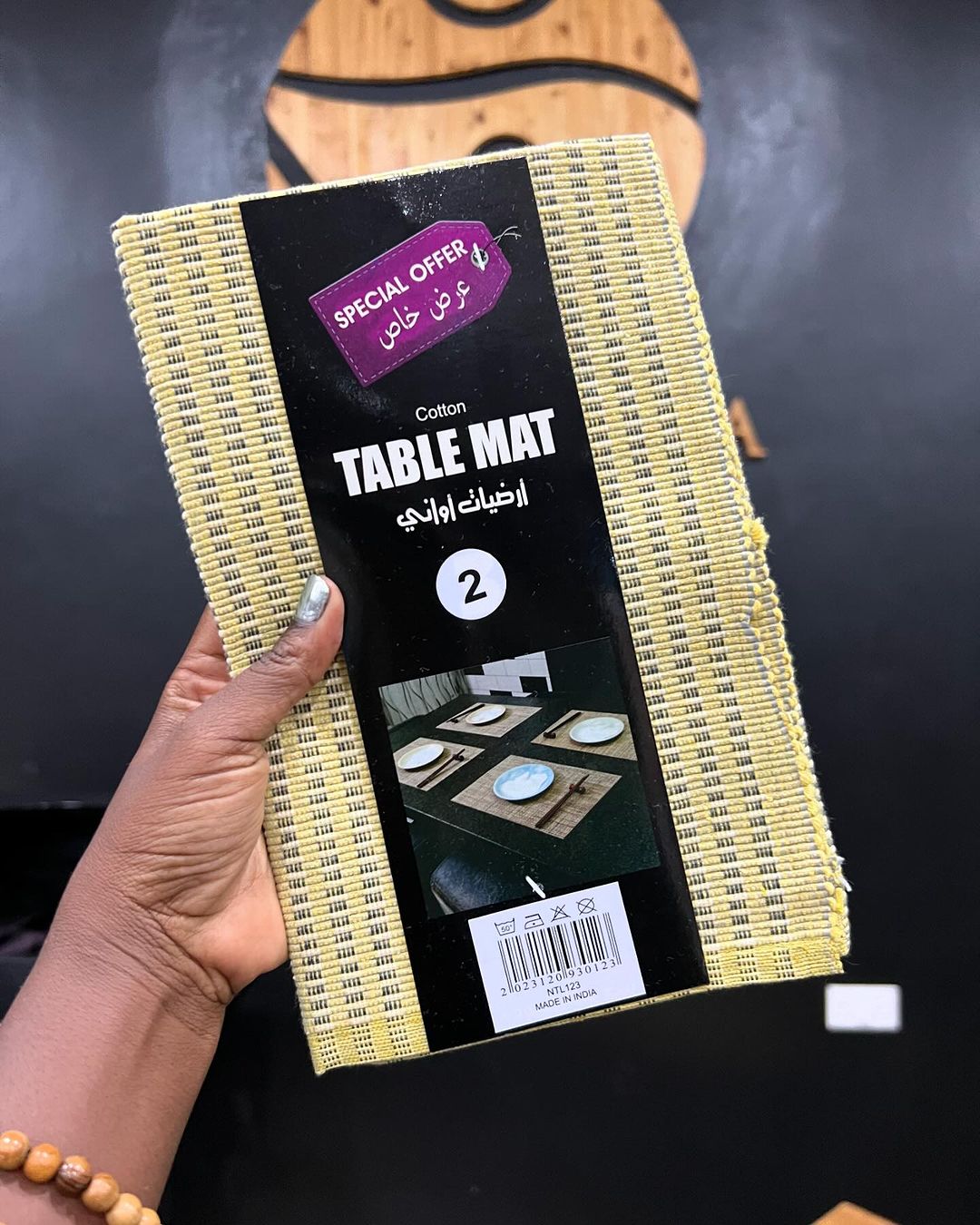 Takeer - TABLE MATS......Hizi kwa ajili ya kuweka mezani wakati wa kuserve chakula kabla ya kuweka sahani mezani 

💥Kwanza kupendezesha mpagilio wa sahani ...