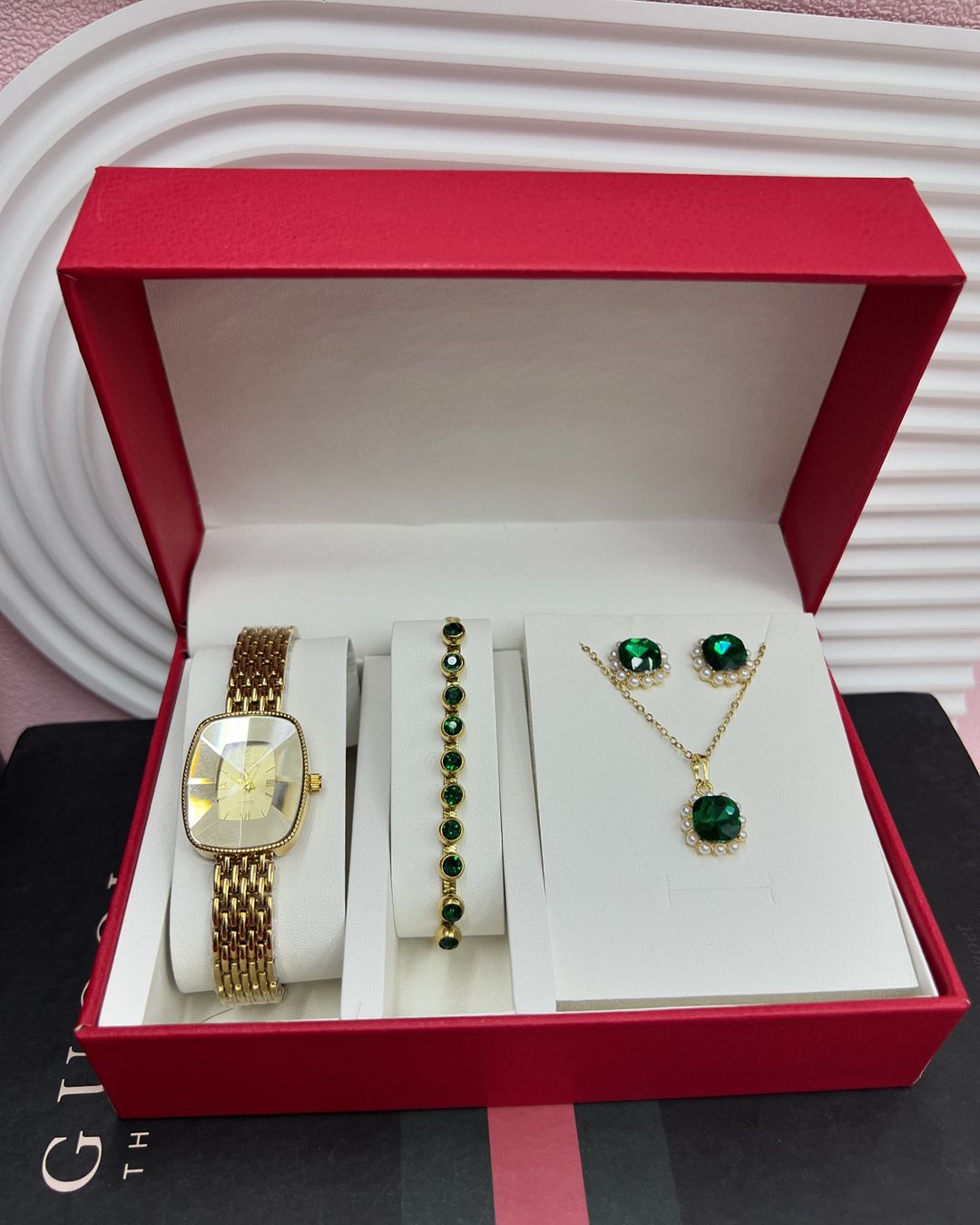 Takeer - FULL SET BOXES PACKAGES

PACKAGE INCLUDES WATCH, NECKLACE&EARRINGS, BRACELET AND BOX

BEI,TSH 55,000/= (FULL PACKAGE)

TUNAPATIKANA KIJITONYAMA MAB...