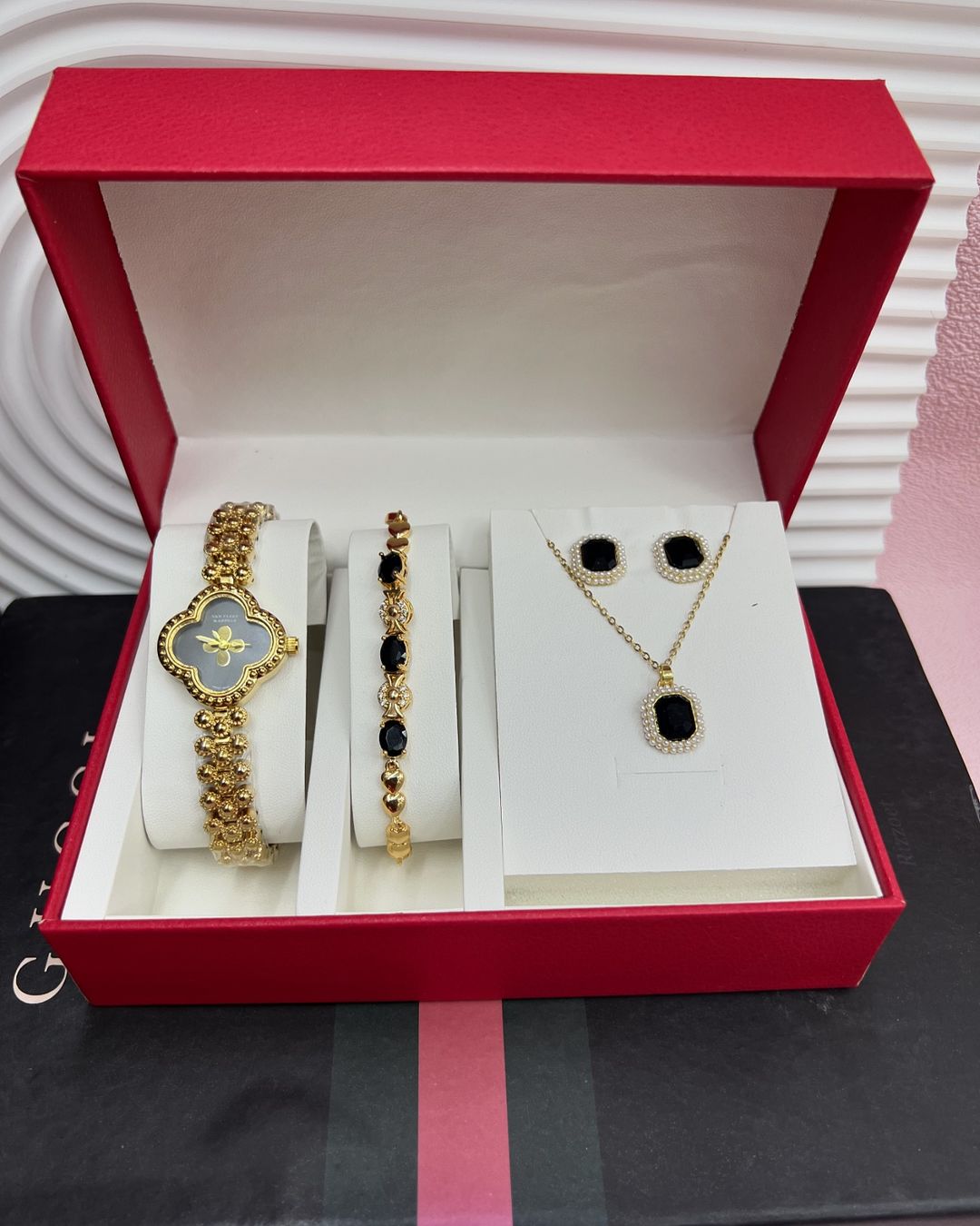 Takeer - FULL SET BOXES PACKAGES

PACKAGE INCLUDES WATCH, NECKLACE&EARRINGS, BRACELET AND BOX

BEI,TSH 55,000/= (FULL PACKAGE)

TUNAPATIKANA KIJITONYAMA MAB...