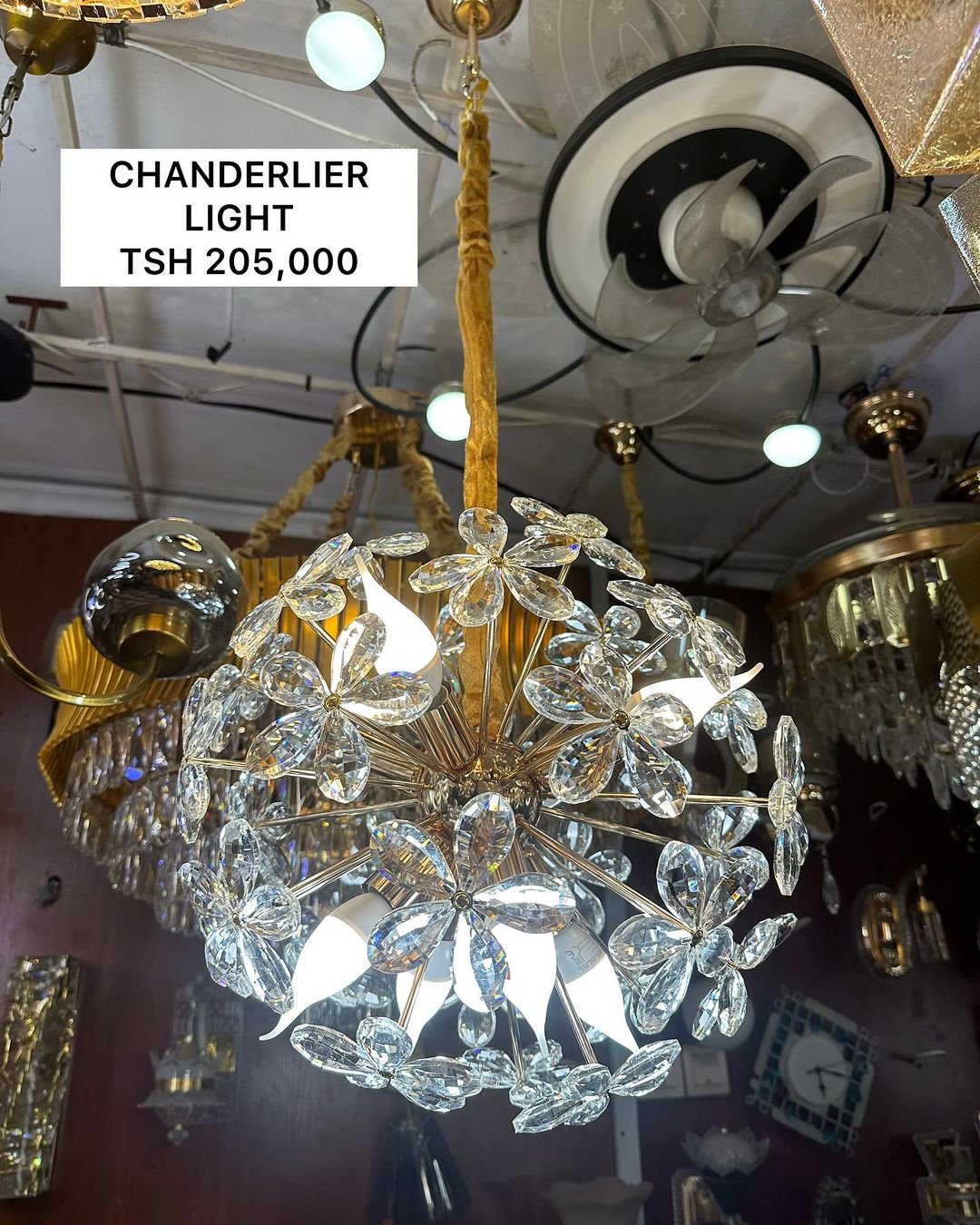 Takeer - CHANDERLIER LIGHTS ZIPO 

COLOR; GOLG AND CRYSTALS

TAA NZURI SANA INATUMIA BULB ZA SCREW TRADE YA E14 NA INA MWANGA WA KUTOSHA UNAWEZA KUFUNGA OFI...