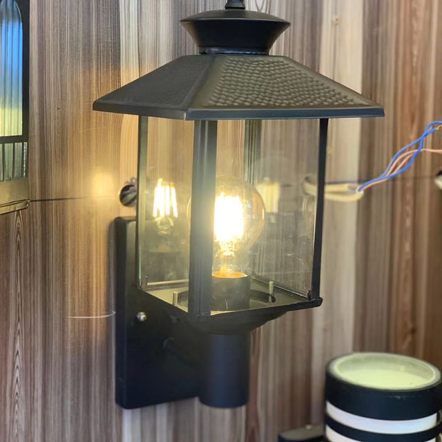 Takeer - Outdoor wall light ( Inatumia bulb ) Available  

• Taa hii Unafunga nje kwenye Kuta za Fensi, Nyumba, Hotel, Ofisi, Restaurant, Shopping malls, Ho...