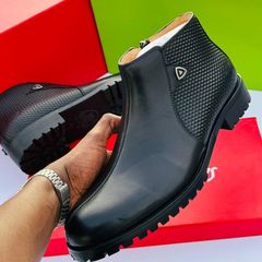 Takeer - pure leather
size 39-45
bei 130,000
dar free delivery
call/whatsapp mikoa yote tunatuma