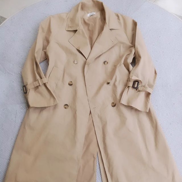 Takeer - Trench Coat nzuri, size 16-18, 20,000
What's up 