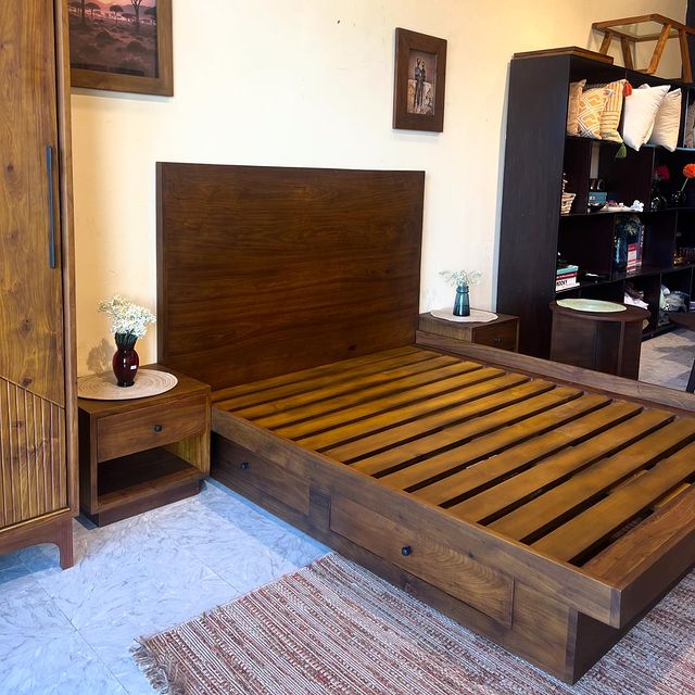 Takeer - WOODEN BOX BED
Mninga hardwood bed with side storage drawers
.
. 
2,200,000 Bed(5x6)F
  350,000 Bedsides(each)

For consultation & Appointment 
Ple...