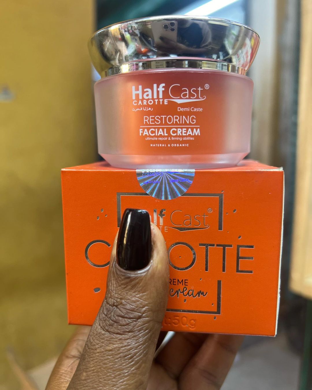 Takeer - Half cast carotte  face cream 
kuongeza Rangi ya mvuto usoni pia inafuta madoa doa meusi uson inanyooshq ngozi nakukupa glass skin
Bei 30000