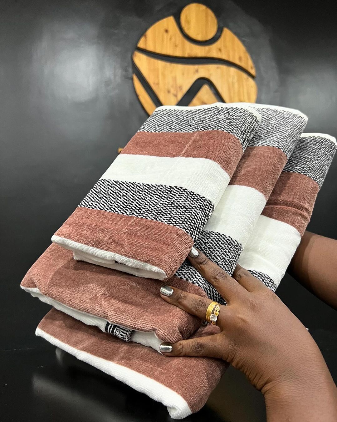 Takeer - TAULO ZA SET  jamani 💃💃💃

Zimebaki Set ya taulo 2...90,000/=(ukitoa Ile ya juu)

Free delivery in Dar 💃 

50kwa90cm
70kwa140cm
80kwa160cm

💥Zi...