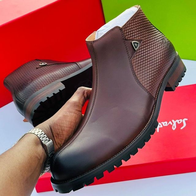 Takeer - pure leather
size 39-45
bei 130,000
dar free delivery
call/whatsapp mikoa yote tunatuma