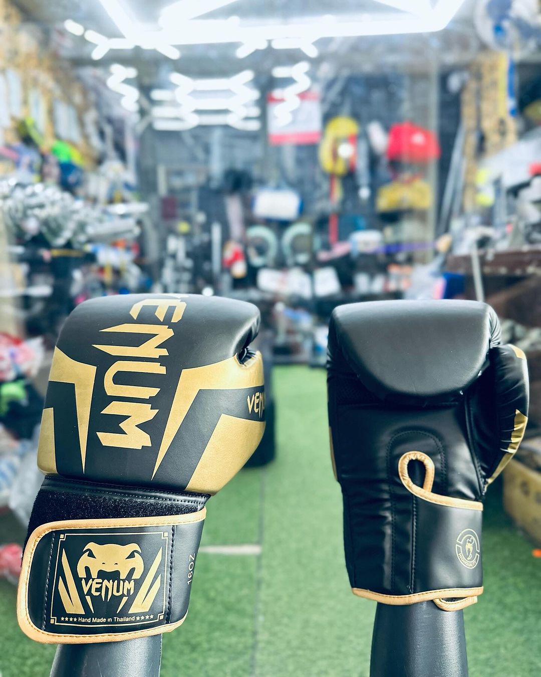 Takeer - 🥊🥊 VENUM Boxing gloves 
All sizes available 
ALL COLORS available 

Price :  75,000tshs 💰✅🇹🇿 

Agiza chochote  na tutakuletea kwa gharama ndog...