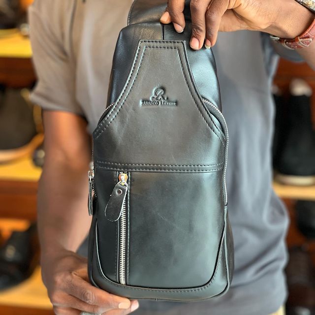 Takeer - Pure leather crossbag|spacious for all your accessories

Price:100,000/=

Call:
Location:kinondon mwanamboka