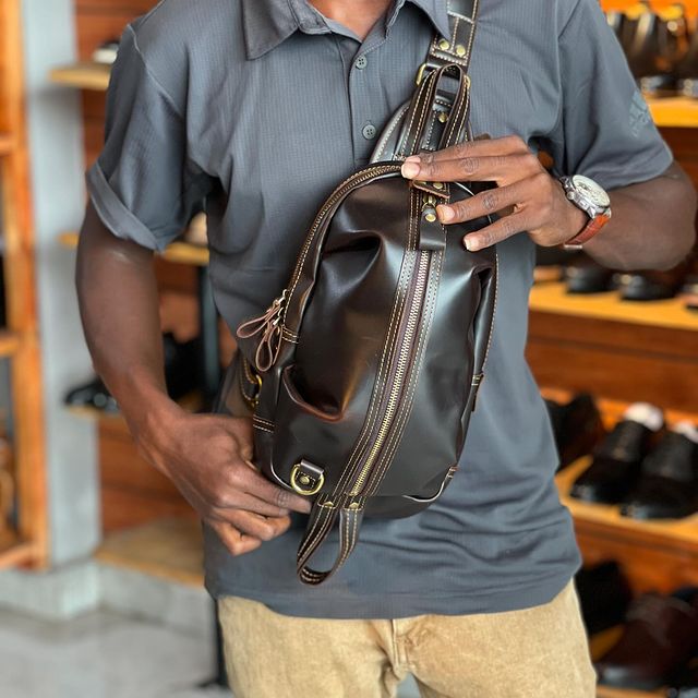 Takeer - Crazyhorse leather vintage crossbag|spacious for all your accessories

Price:150,000/=

Call:
Location:kinondon mwanamboka