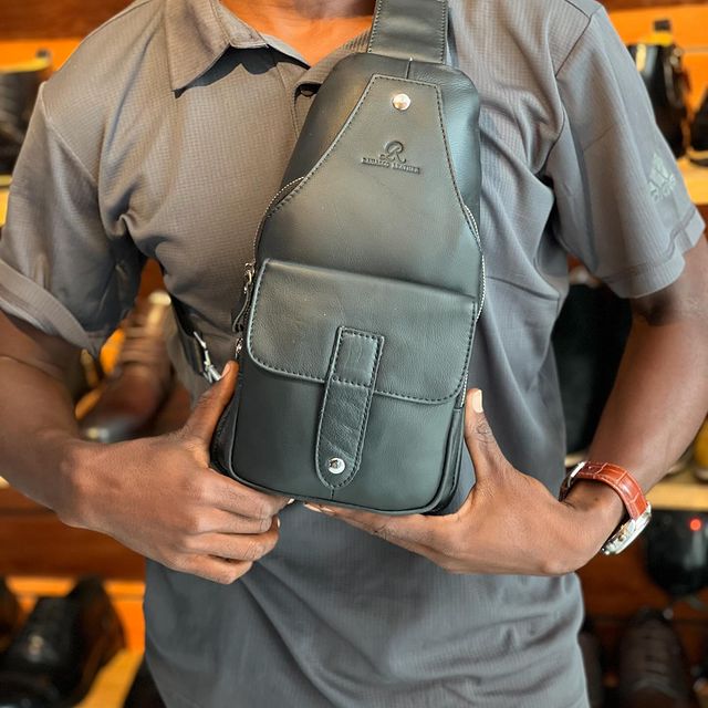 Takeer - Pure leather crossbag|spacious for all your accessories

Price:100,000/=

Call:
Location:kinondon mwanamboka