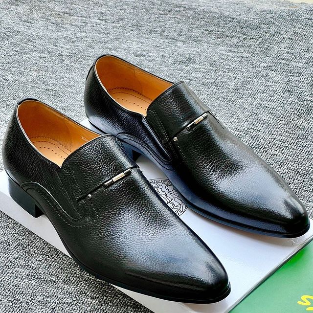 Takeer - pure leather
size 38-45
bei 130,000
dar free delivery
call/whatsapp mikoa yote tunatuma