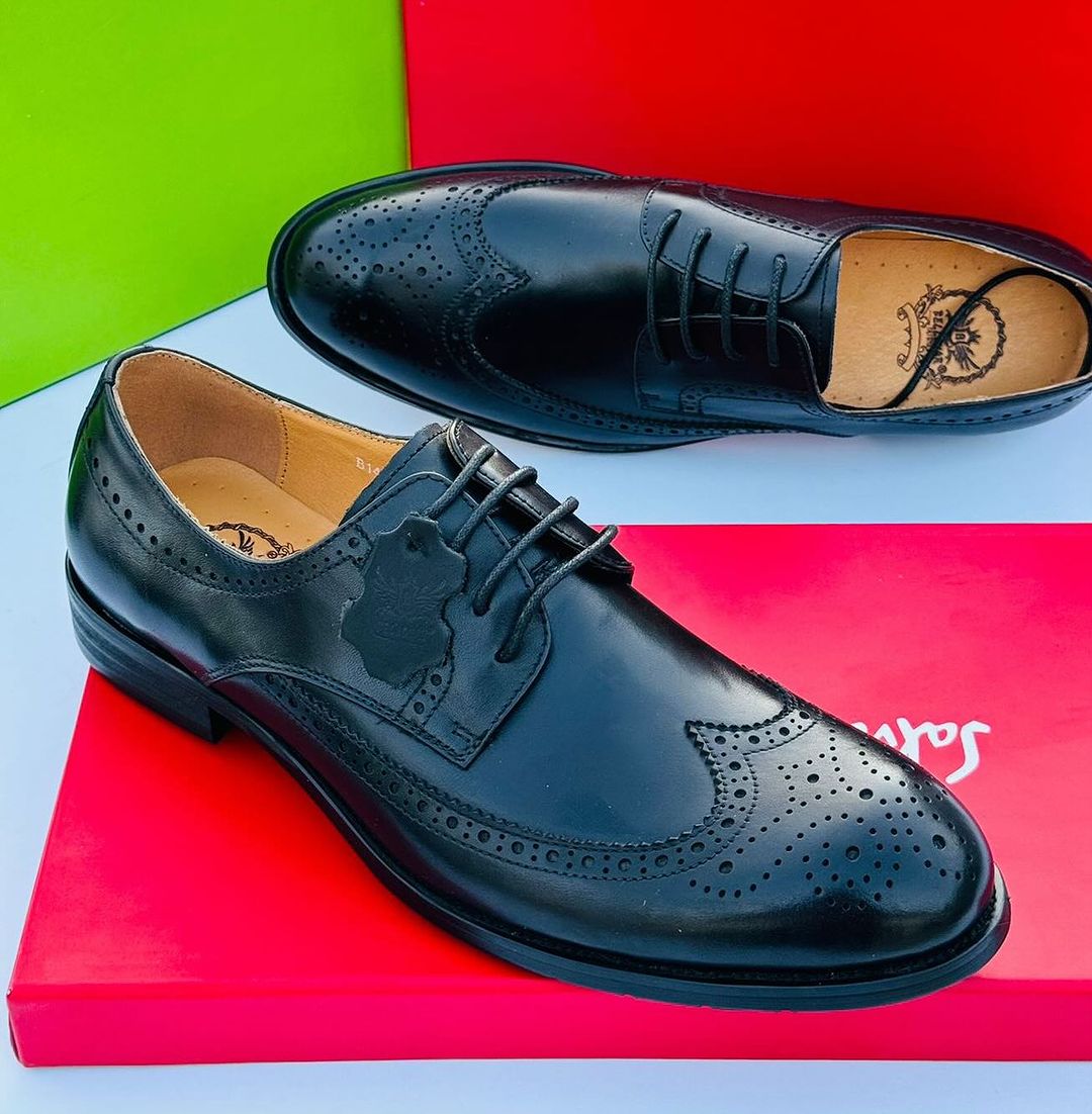 Takeer - pure leather
size 39-45
dar free delivery
call/whatsapp mikoa yote tunatuma